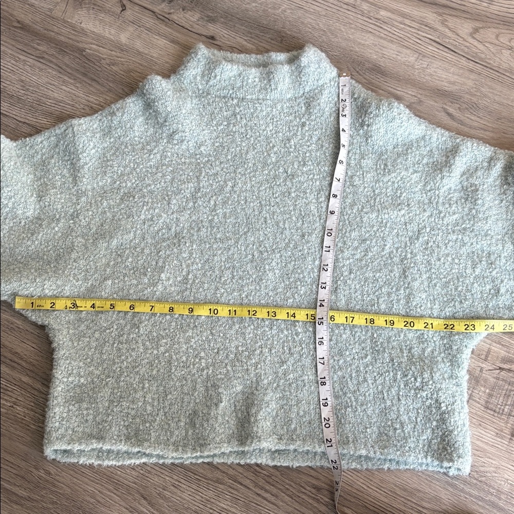 NEW Abercrombie cropped sweater size small/medium NWOT - Picture 4 of 9